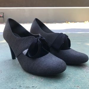 Grey Heel with a Bow Size 9
